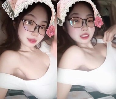 Em gái xinh đẹp dụ bạn đến nhà làm tình