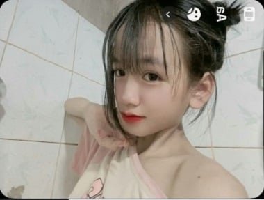 Mai Nhi trông hơi ngây thơ nhưng rất giỏi trong việc uống rượu