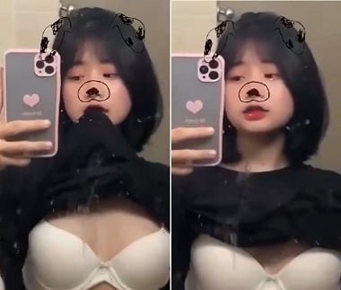 Em sinh viên có vú nhỏ nhưng thích khoe